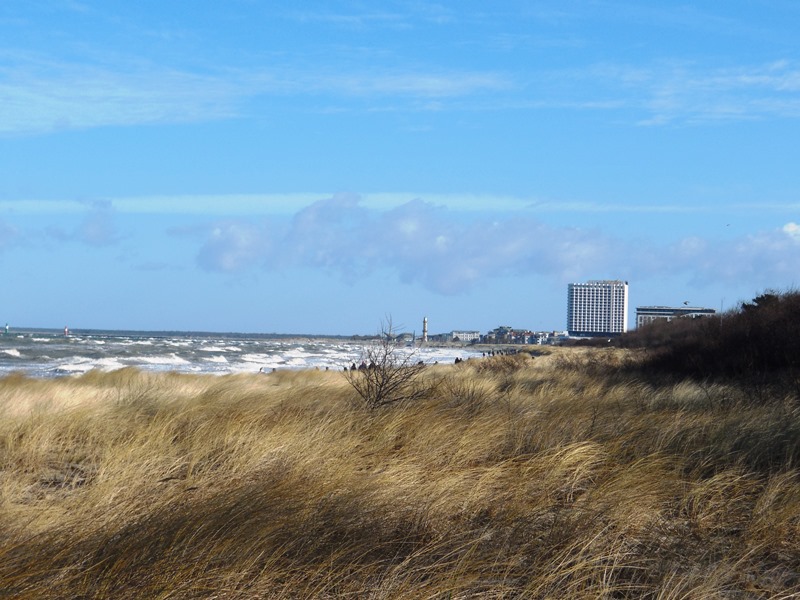 Warnemünder Strand mit Blick auf Hotel Neptun