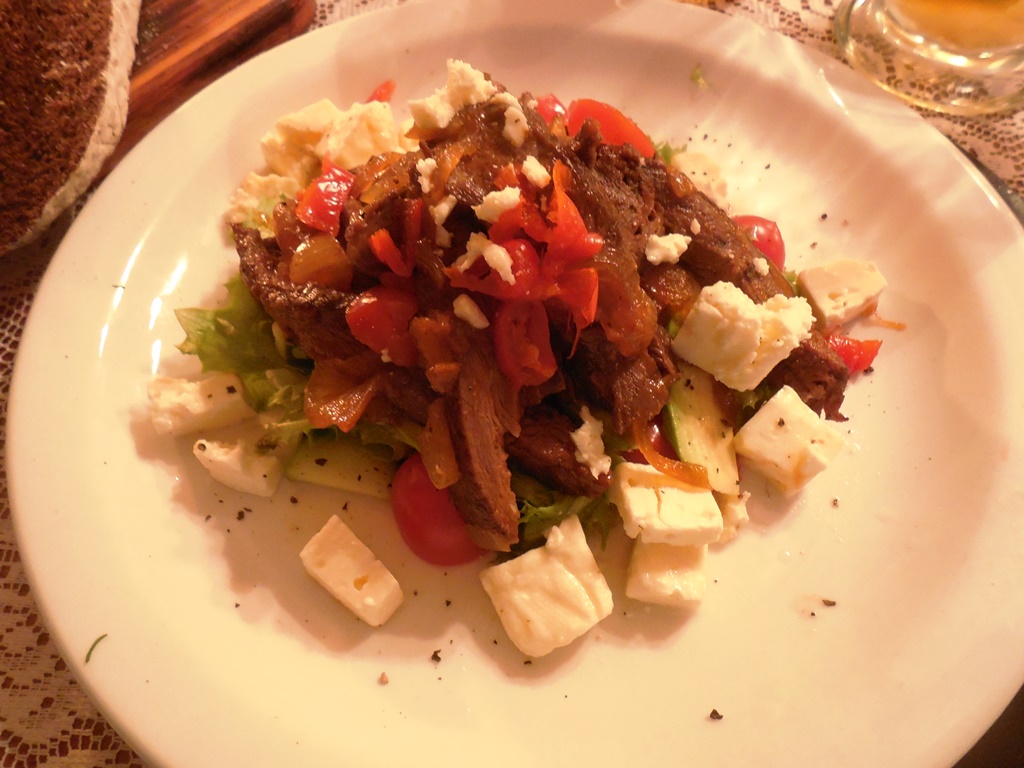 Rote Beete-Salat mit Straußenfilet