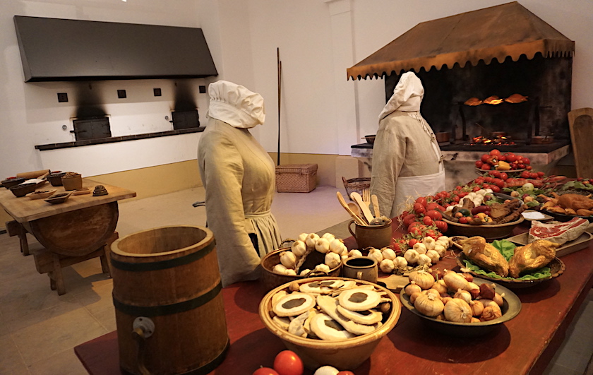 Drei Haselnüsse für Aschenbrödel, Winterausstellung Moritzburg, Filmszene Küche