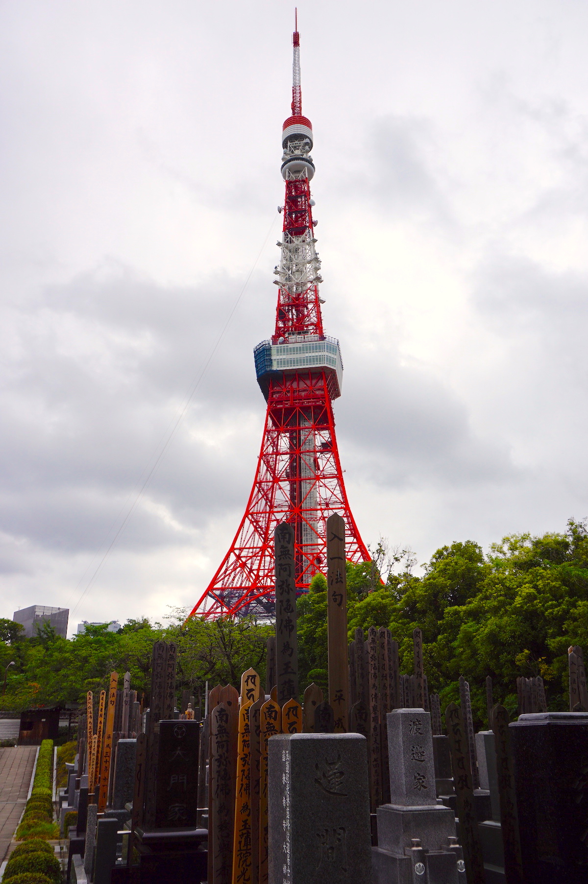Tokio Tower, Blick von der Tempelanlage Zojo-ji