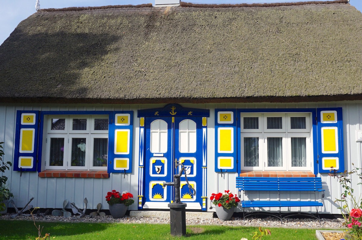 Born Reetdachhaus mit bunter Darsser Tür